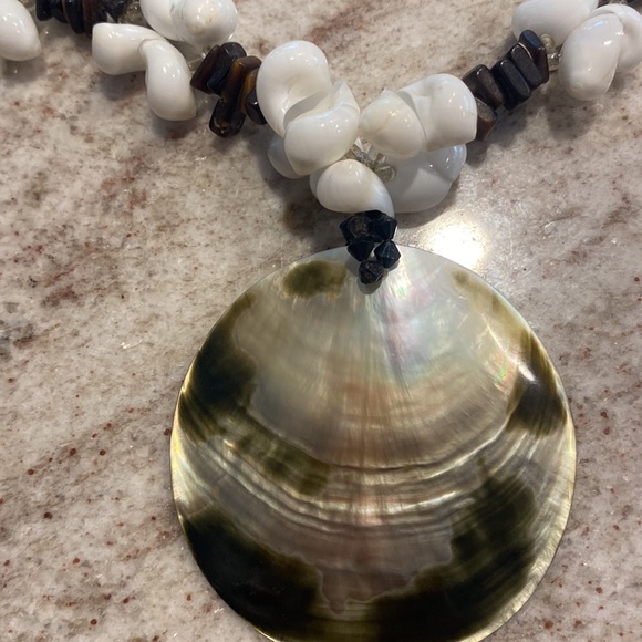 Beaded abalone shell moon shell & beaded necklace about 19 inches. Screw closure - Picture 2 of 7